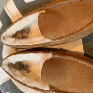 UGG Big Kid Unisex beige Slippers, size 5